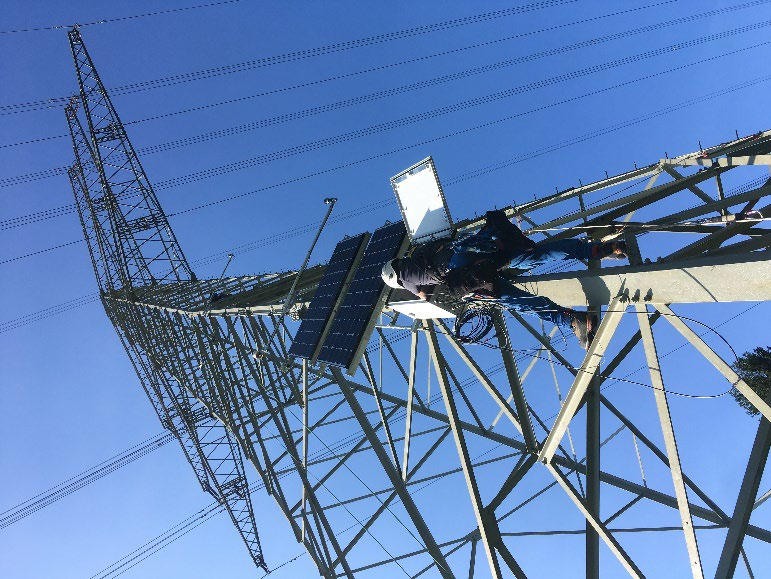 Equipo de medición y panel solar instalados en una torre de transmisión